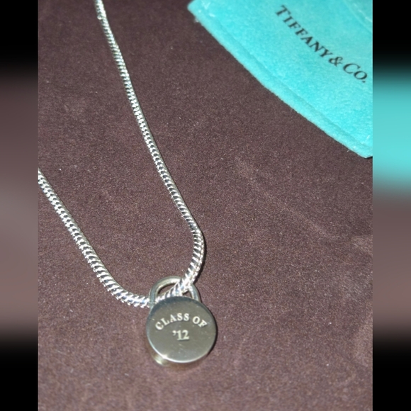TIFFANY & CO SILVER CLASS OF 12 2012 CIRCLE PADLOCK CHARM PENDANT - Picture 4 of 5
